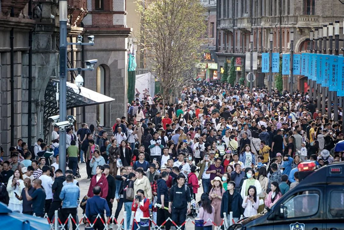 4月18日，上海外滩游人如织。