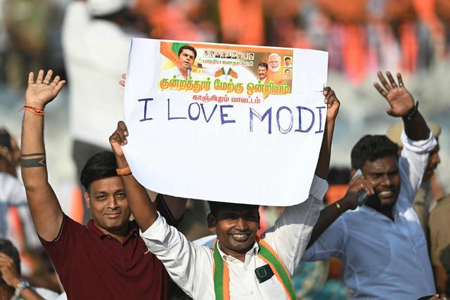 当地时间2024年3月4日，印度金奈，印度总理莫迪出席公开会议，印人党支持者在会上举着写有“我爱莫迪”的标语牌。