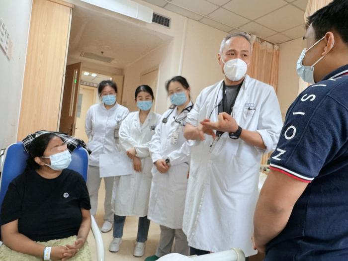 印度女子流感后持续高烧不退呼吸衰竭，在沪治疗后康复出院