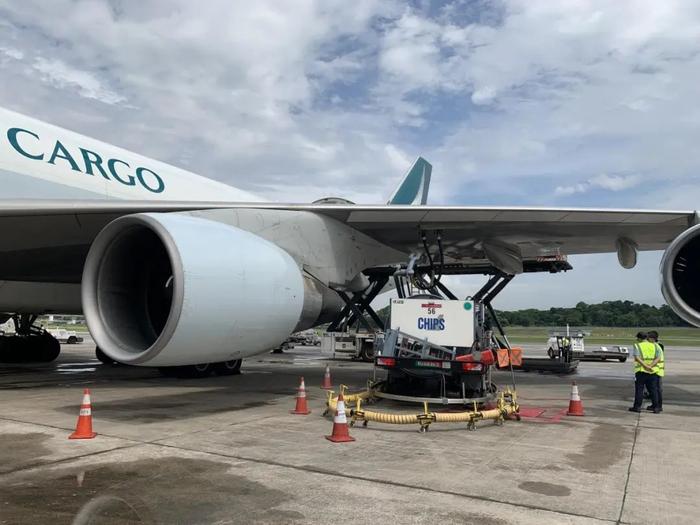 2023年6月，国泰航空于新加坡樟宜机场为货运航班加注可持续航空燃油