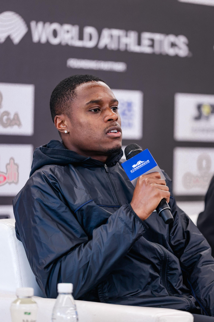 科尔曼更为内敛。