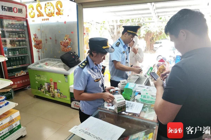 执法队员检查现场（图源：三亚市综合行政执法局）