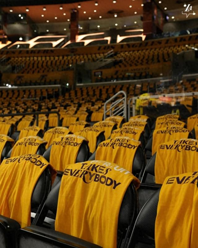 湖人官方晒出主场氛围 一片金色的海洋!