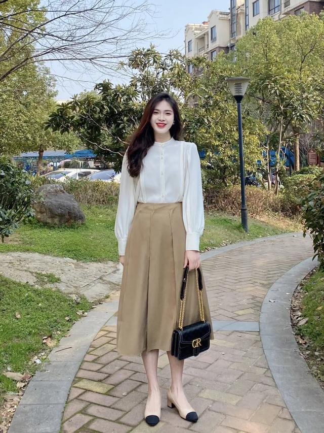想把"衬衫 半身裙"穿出高级感不难,看12套穿搭示范,谁穿谁美