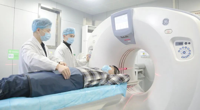 医生为患者做CT检查