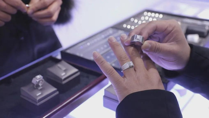 消费者在选购人造金刚石饰品。图片来源：新华社记者 杨静 摄