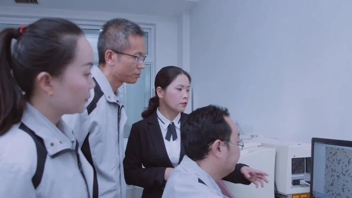 技术人员在探讨生产工艺。图片来源：新华社记者 杨静 摄