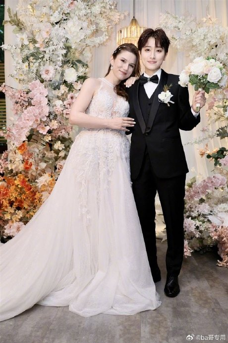 昔日《落跑甜心》的女主角郑靓歆和女朋友举行婚礼啦