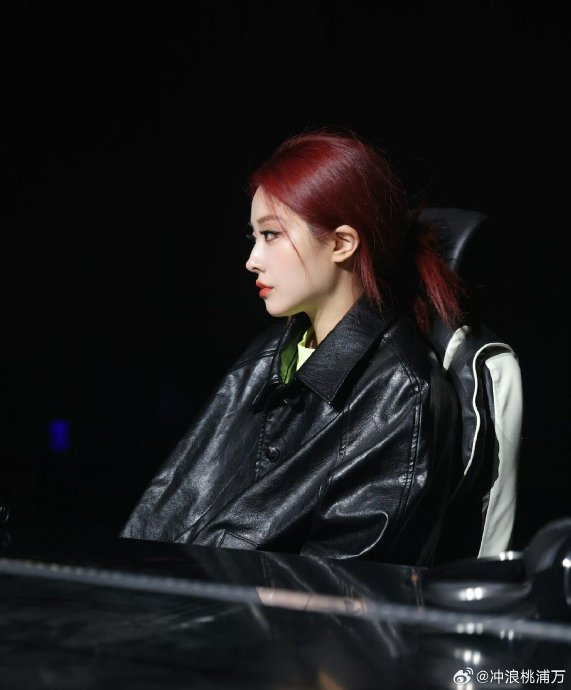 喻言荧光色彩排照9615,粉色头发好飒啊我说!