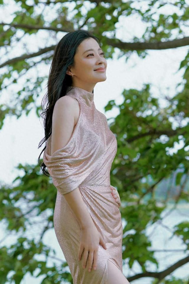 被减肥后的梅婷惊艳到!穿香槟色连衣裙变"水蜜桃",真让人心动