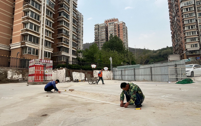 施工人员正在规划停车位。广宁街道供图