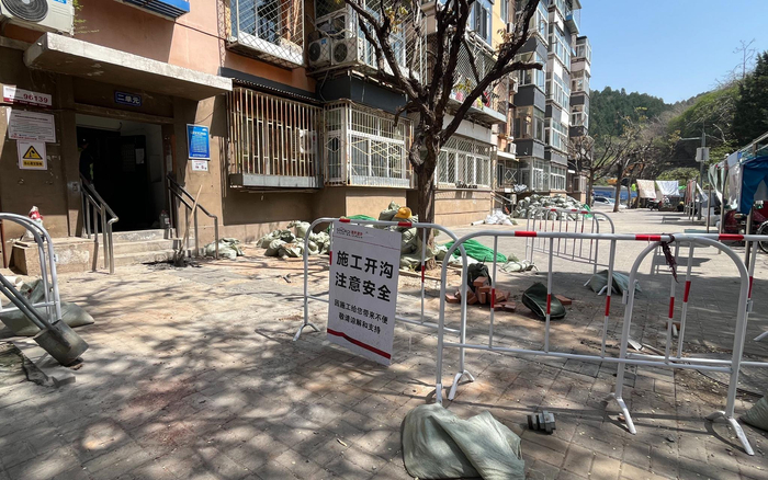 老旧改工程占用了社区部分道路空间。广宁街道供图