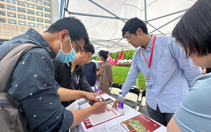 京外高校的招生官为家长解读去年在京招生计划。 新京报记者刘洋 摄