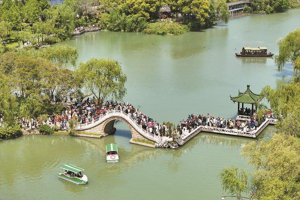             “五一”假期即将到来，扬州景点已经游人如织   本版图片  图IC          