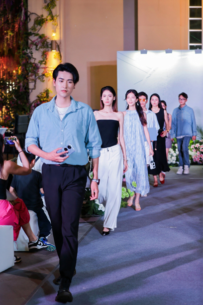 感简约利落充满精英的独立气质模特手持华为最新款折叠手机华为pocket