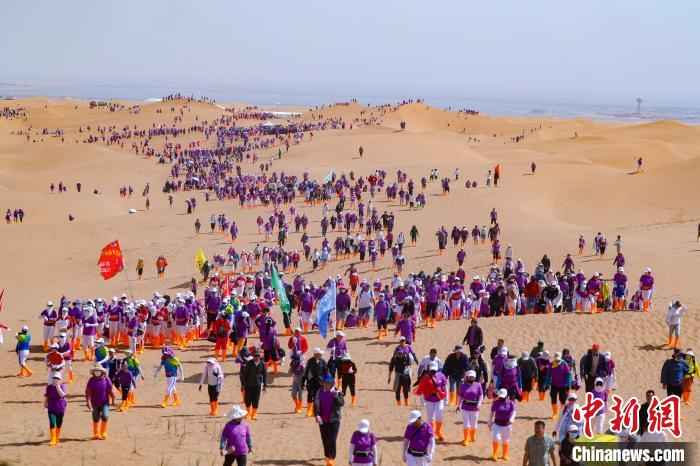 宁夏近万人徒步腾格里沙漠