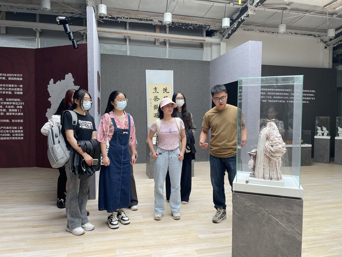 同学们参观河北展厅。新京报记者徐彦琳 摄