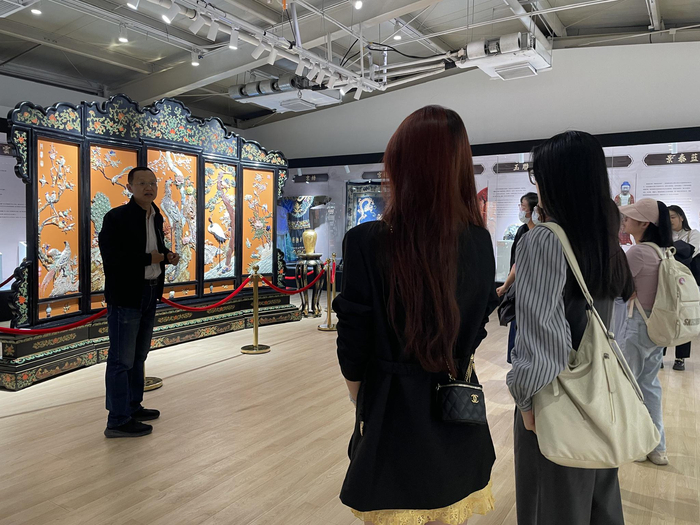 同学们参观北京展厅。新京报记者徐彦琳 摄