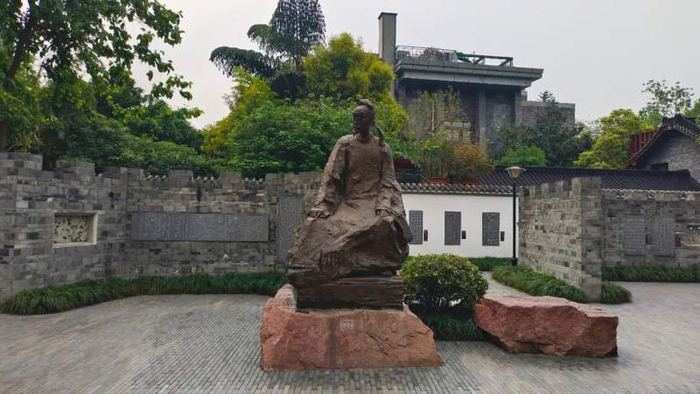 百花潭公园诗圣广场。