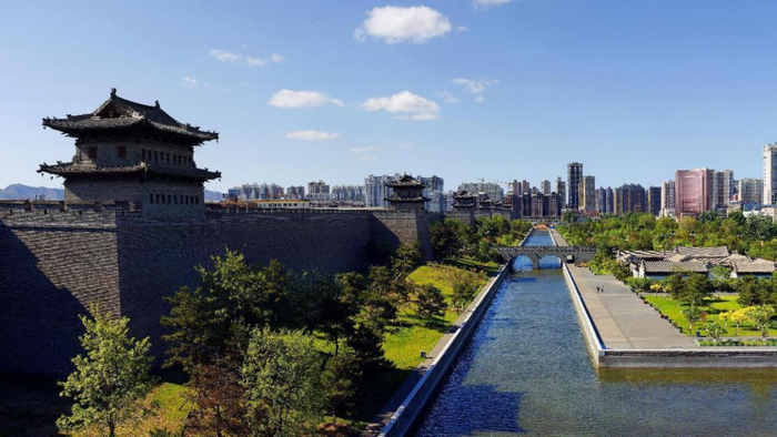 蓝天映衬下的大同。新华网 发（何金春 摄）