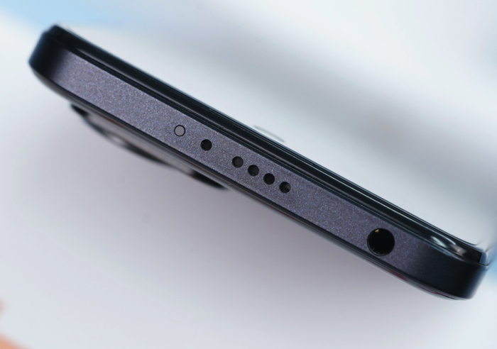 一款手机想要用得尽兴,续航和充电体验也是不能忽略的,为此redminote