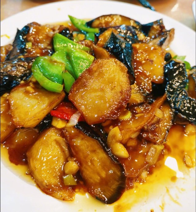 川菜中的回锅肉,差不多是最大众化的家常菜,被认为是最能体现厨师手艺