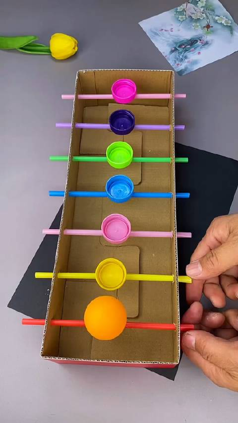 用瓶盖和废纸壳做的小玩具