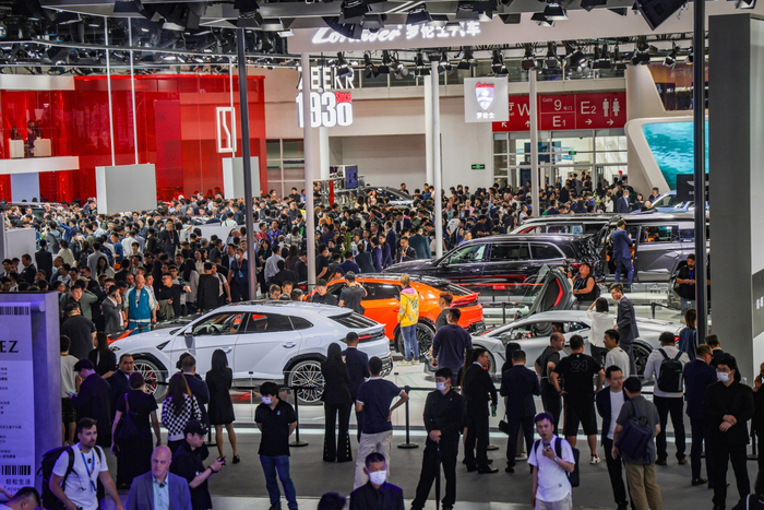 4月25日，中国国际展览中心顺义馆，北京车展现场人头攒动。  新京报记者 王远征 摄