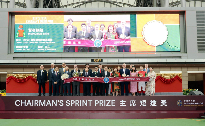 颁奖仪式上，香港赛马会主席利子厚为“贤者无敌”的马主代表、练马师贺贤、骑师布文颁奖。 香港赛马会供图