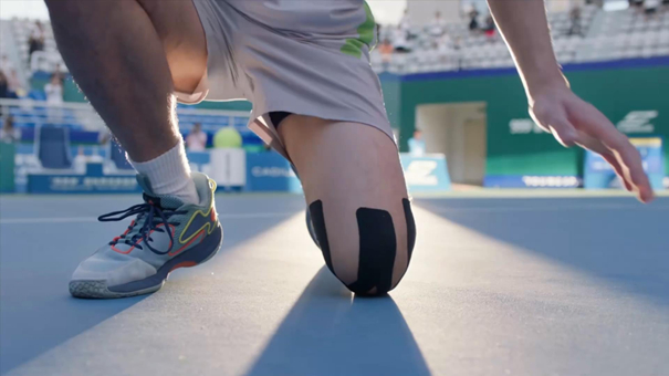 运动员因产品受伤，对品牌必然造成负面影响。（图/《爱情而已》）