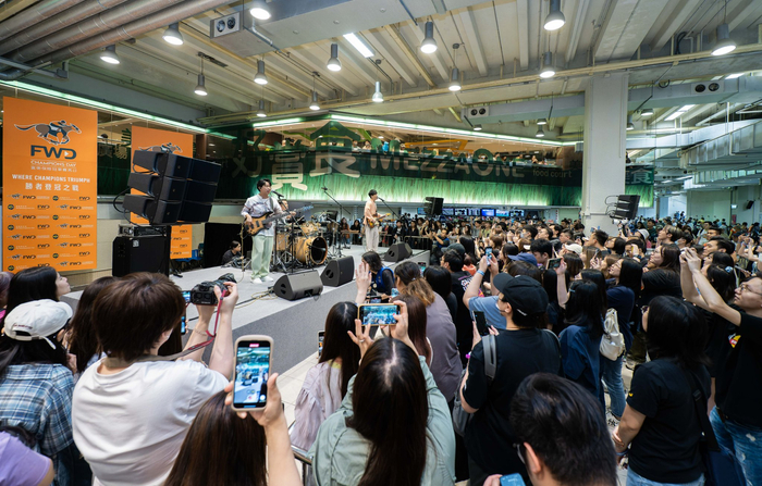 比赛当天，马场内安排了乐队表演和骑师体验比赛，为游客体验带来全新活力。  香港赛马会供图