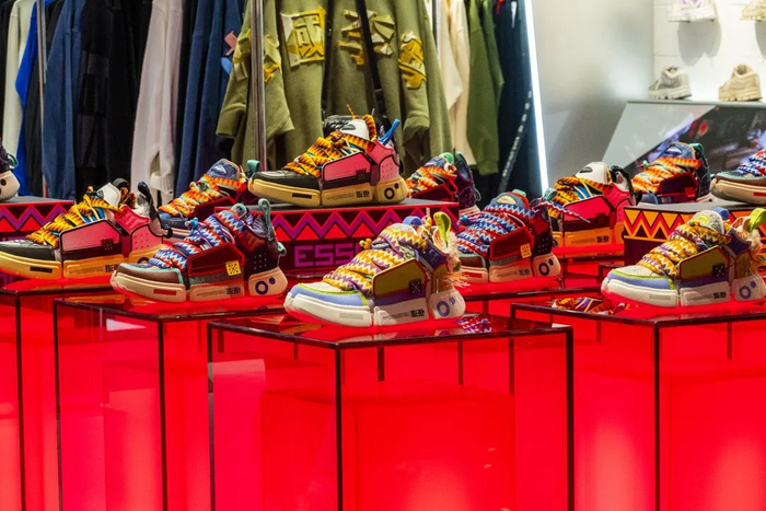 李宁的国潮设计，张扬的配色十分吸睛。（图/视觉中国）