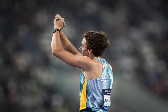 杜普兰蒂斯向观众致意。