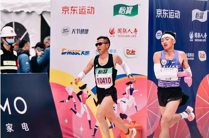 怡宝logo印在运动员衣服  图源：怡宝公众号