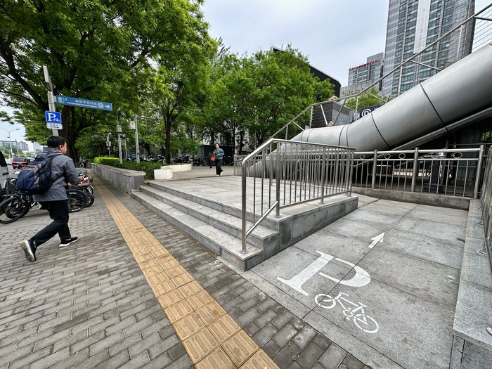 排自行车,电动车,在距离不远处还有一条坡道将此处平台与人行步道连接