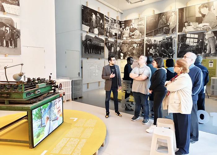 邮轮旅客参观玻璃博物馆。图片来源：上海市宝山区