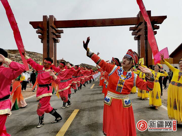 欢歌热舞，千人齐跳广场舞欢庆神龙泉景区在五一节前正式开园（薛玲摄）