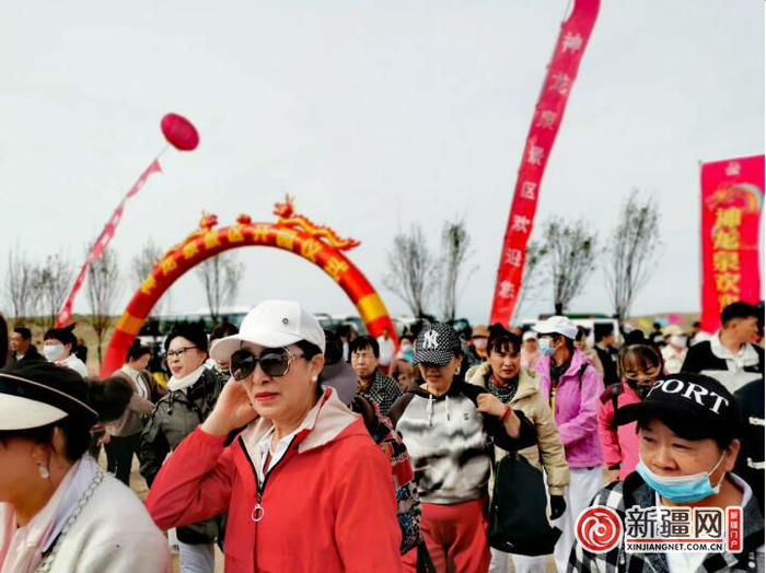 神龙泉开园当日热闹非凡，当地群众与游客共同见证开园仪式（薛玲摄）