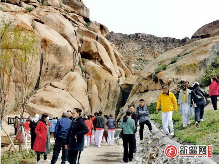 神龙泉景区开园当日，众多游客慕名而来（薛玲摄）