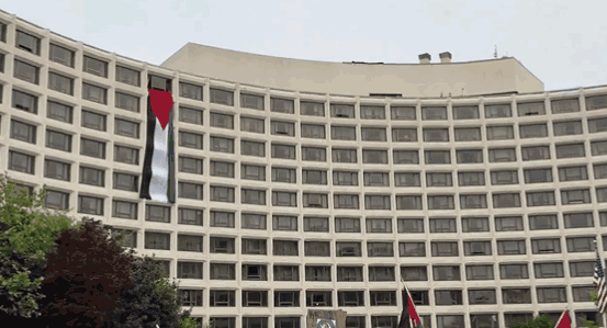 "西方媒体,看穿你们了!"白宫记协晚宴被抗议者包围,""