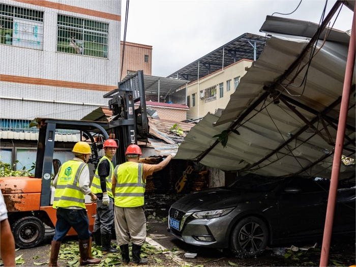 道路恢复通畅，抢修复电率近九成！白云区全力开展龙卷风灾后抢险救灾-白云出现龙卷风的图片