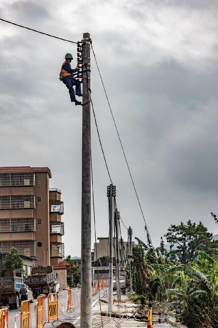道路恢复通畅，抢修复电率近九成！白云区全力开展龙卷风灾后抢险救灾-白云出现龙卷风的图片