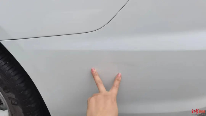 ▲陈亮所租车辆车身上的轻微刮蹭