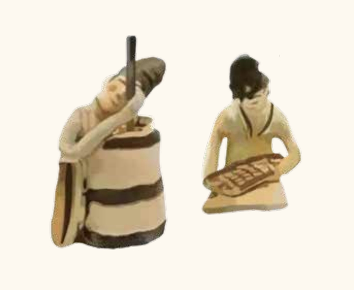 加工面食的陶俑，出自新疆吐鲁番阿斯塔纳墓地 201 号唐代墓葬，新疆维吾尔自治区博物馆藏 王宪明绘