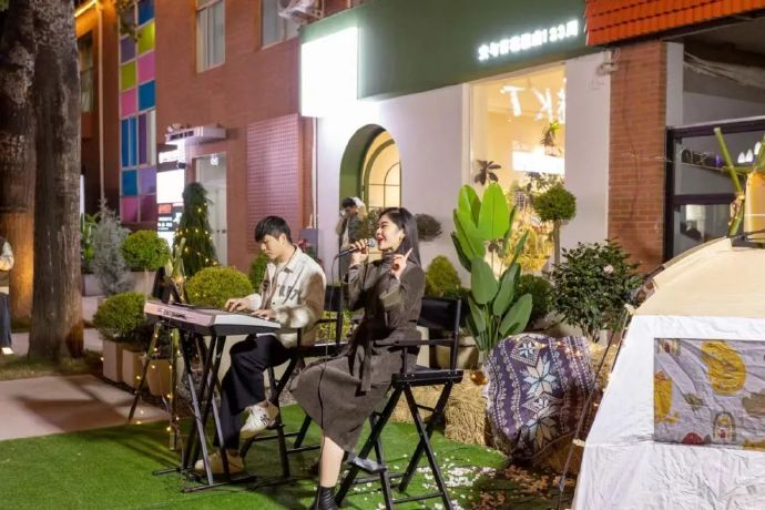 漫步街头,看老建筑,逛特色小店,点一杯咖啡,或是品尝地道的当地小吃