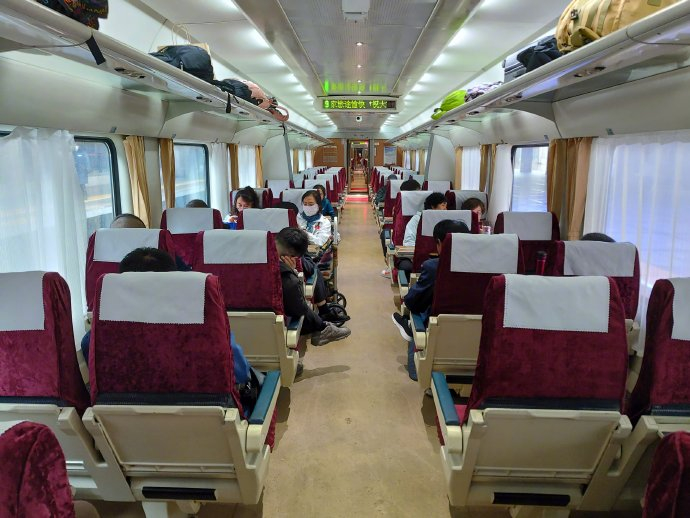 老胡很久没坐绿皮火车了,还遇到粉丝,很是亲切