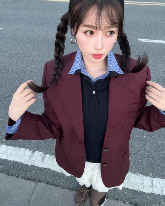 虞书欣 美式复古辣妹 非凡洋红色套搭配蛋糕裙 双马尾简直不要太灵动