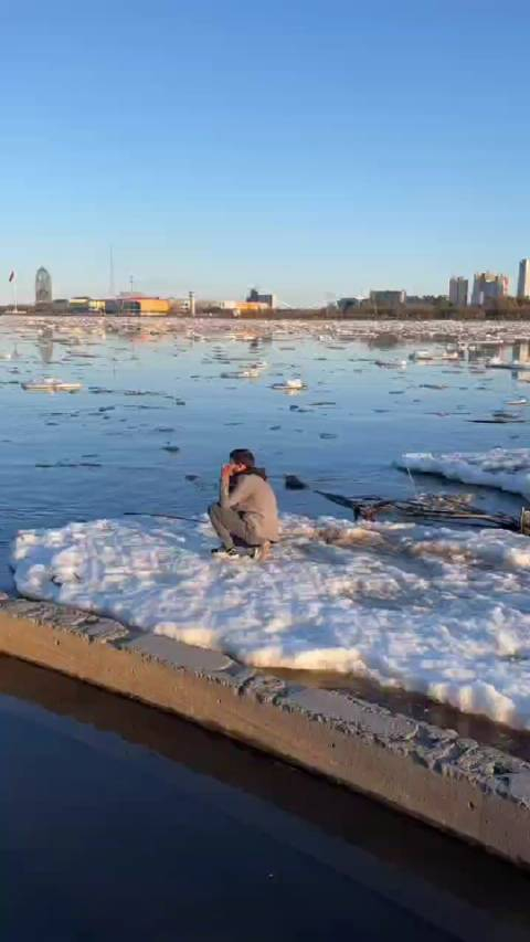 黑龙江跑冰排,一名俄罗斯男子在女朋友的怂恿下,失去自我站在了冰排上