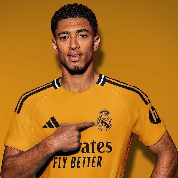 裘德·贝林汉姆身着皇家马德里下赛季新款客场球衣|||