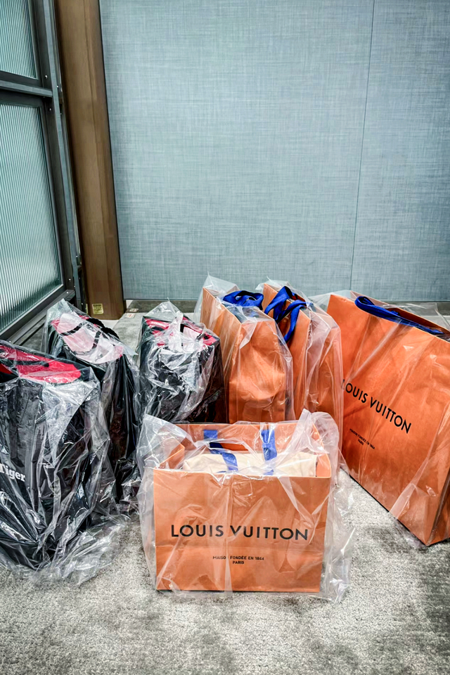 4月21日，网友@么么拉 在某社交平台上展示自己在日本心斋桥购买的奢侈品。